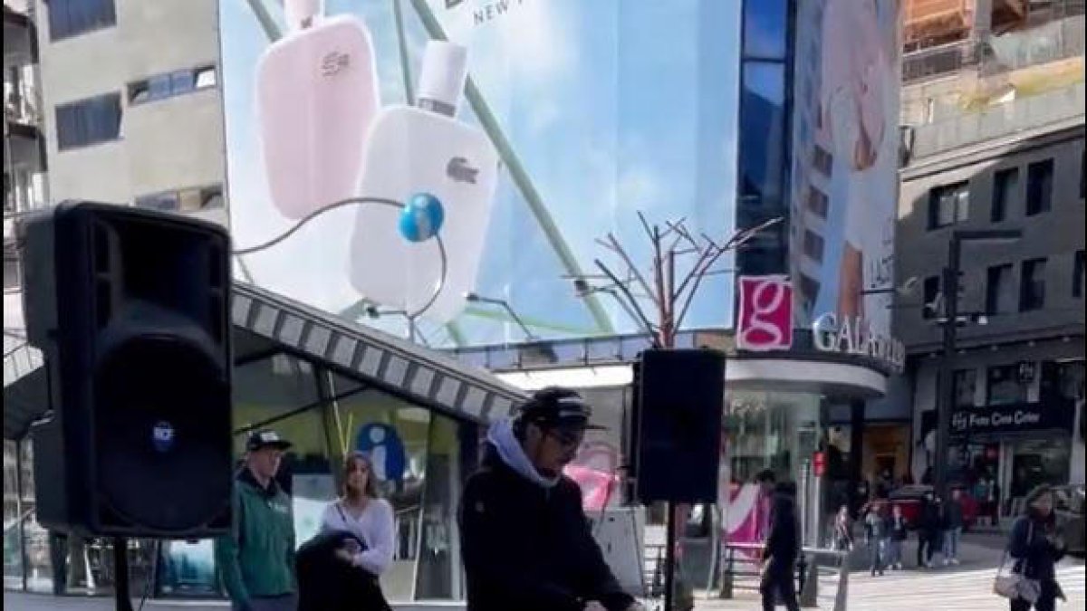 L'actuació va tenir lloc a la plaça de la Rotonda.
