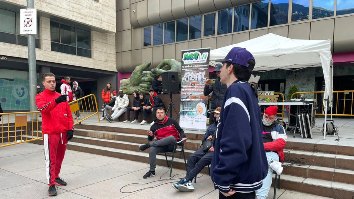 Batalla de galls, ahir a la germandat.