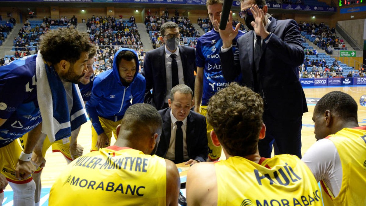 David Eudal dona instruccions als jugadors.