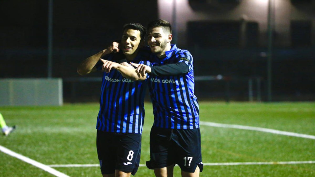 Ahmet i Besjan Bërnaca celebren un dels gols, ahir.