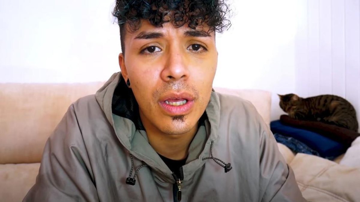 El jove colombià denunciant d'un cas de discriminació
