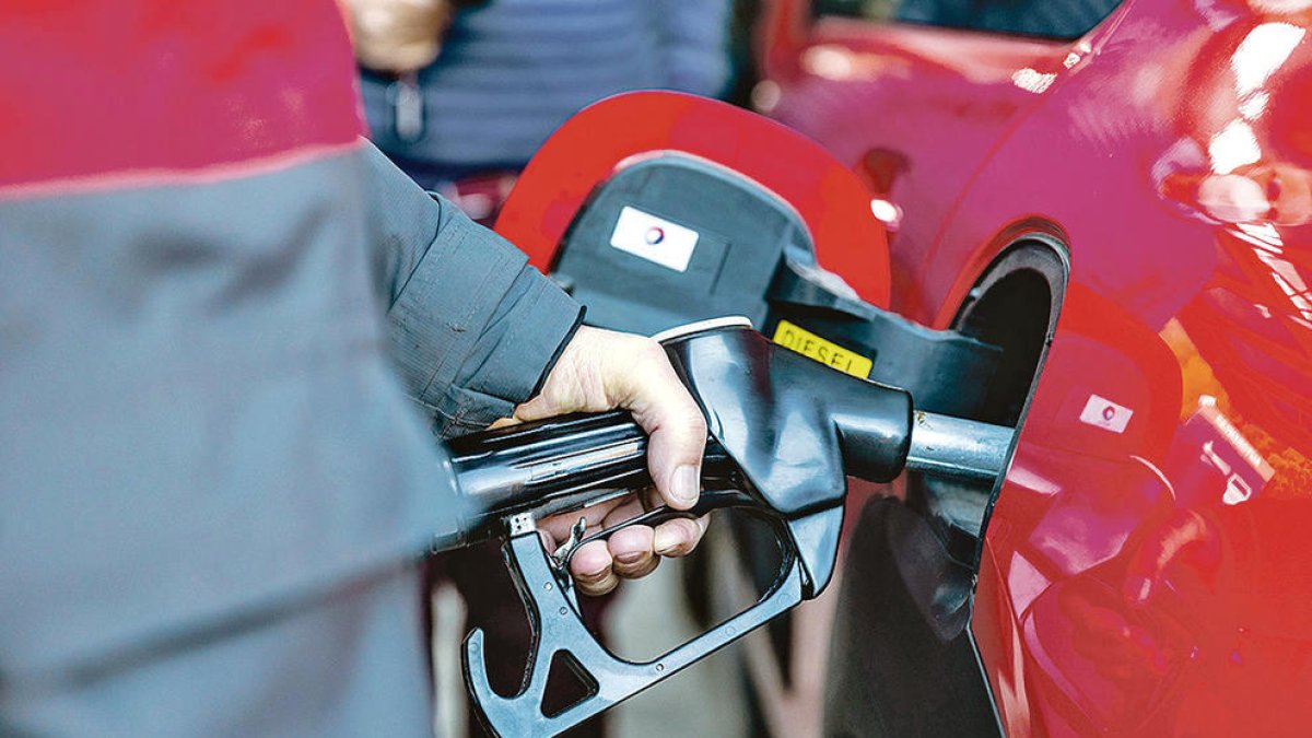 Un vehicle omplint el dipòsit en una gasolinera.