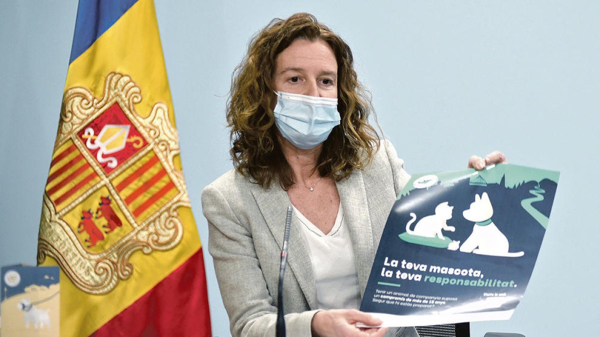 La ministra Sílvia Calvó desplegant el cartell de la campanya.