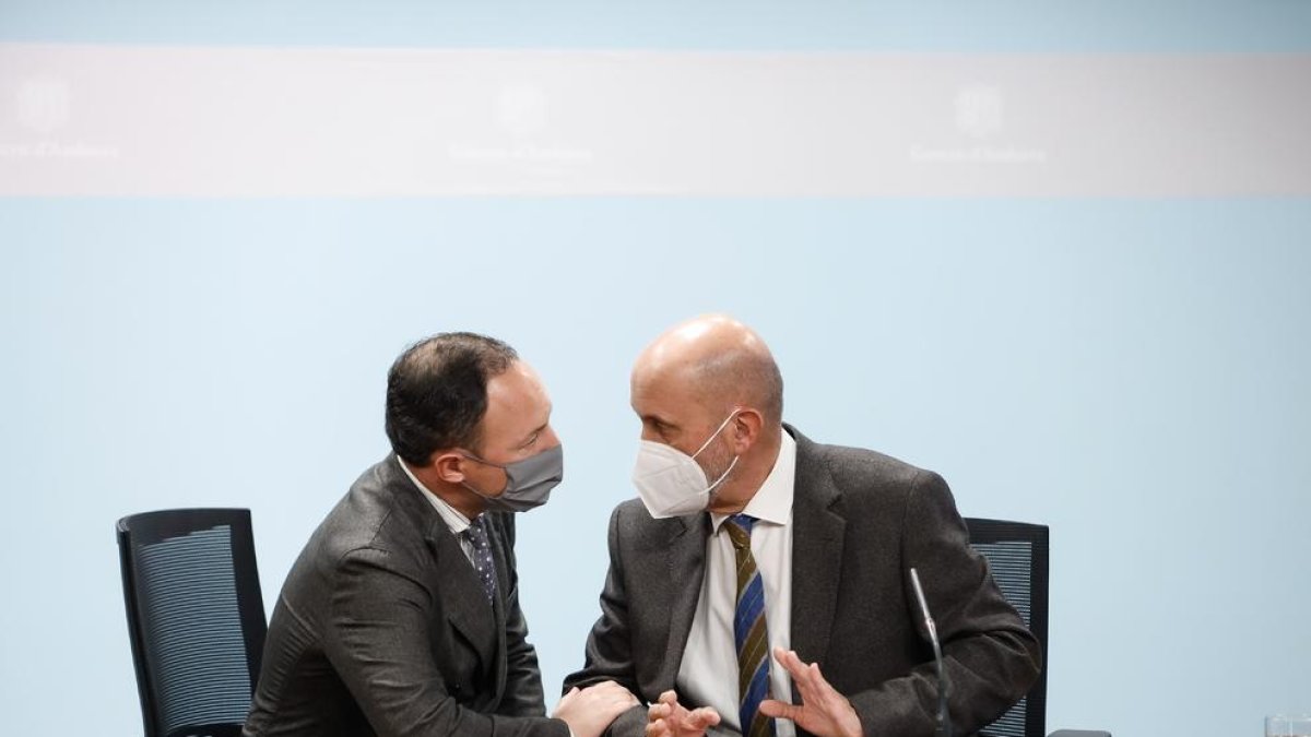 Xavier Espot i Joan Martínez Benazet en la roda de premsa per anunciar la marxa del ministre de Salut