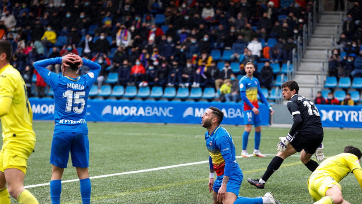 Marc Fernández, agenollat a terra, es lamenta d'una de les oportunitats perdudes durant el partit de diumenge.