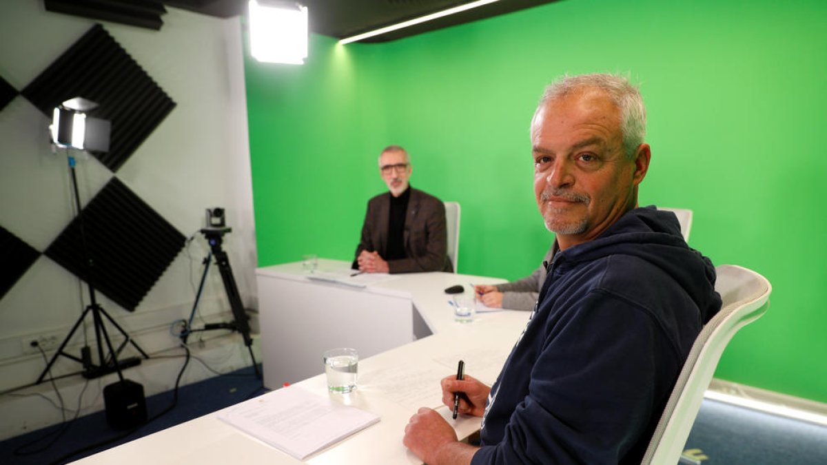 En primer pla, Marc Mossoll. Al fons, Èric Bartolomé, al plató de Diari TV.