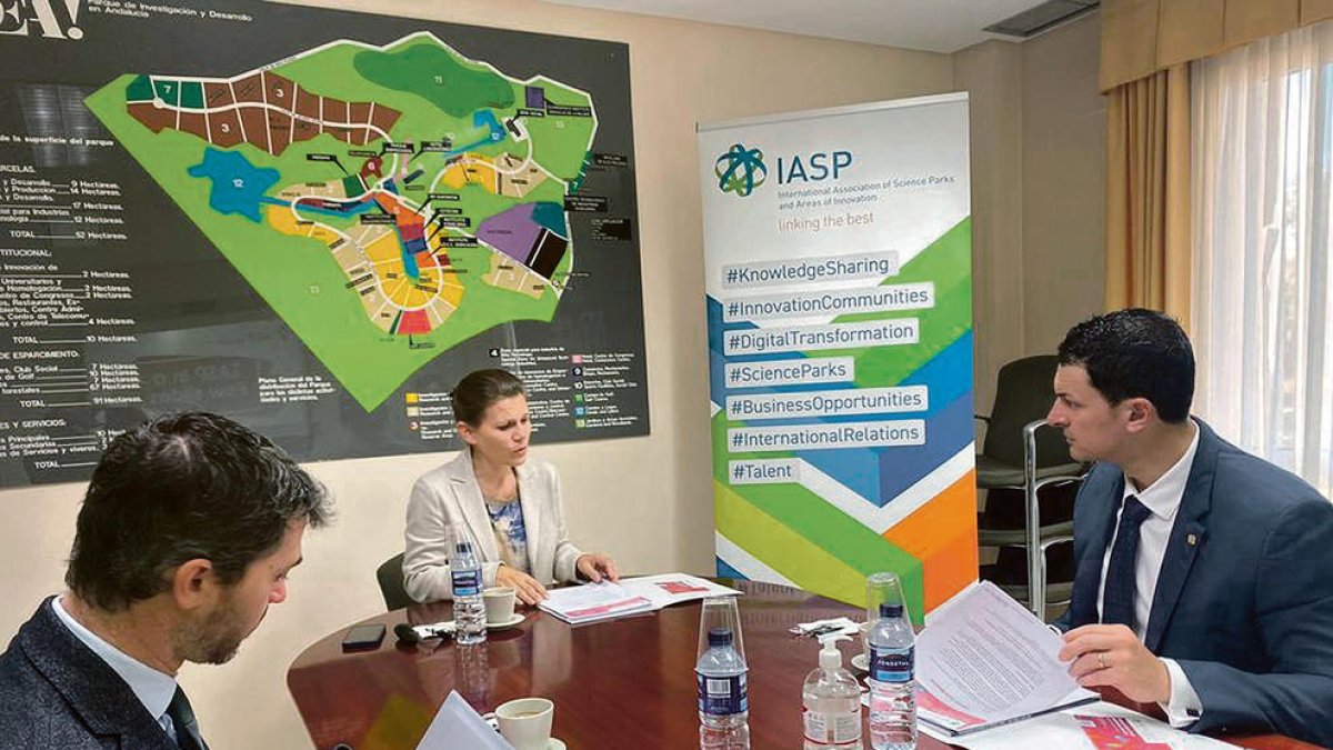 Gallardo reunit a la IASP.