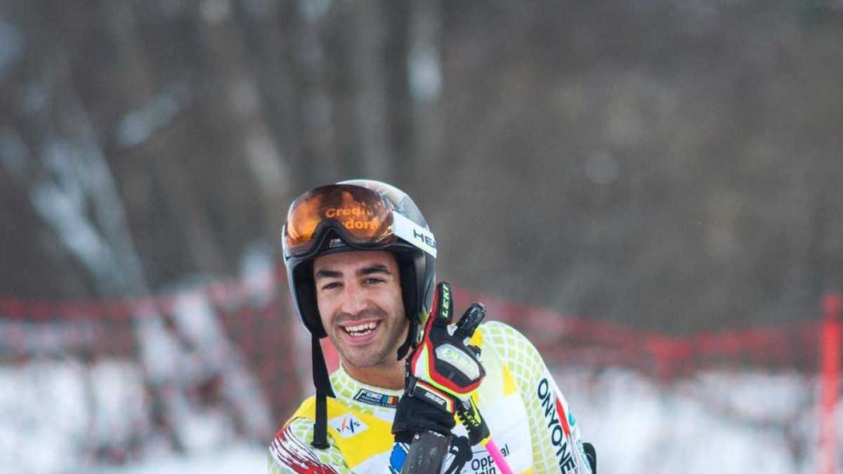 Joan Verdú celebrant el títol aconseguit ahir a l'estació d'Oppdal, a Noruega.
