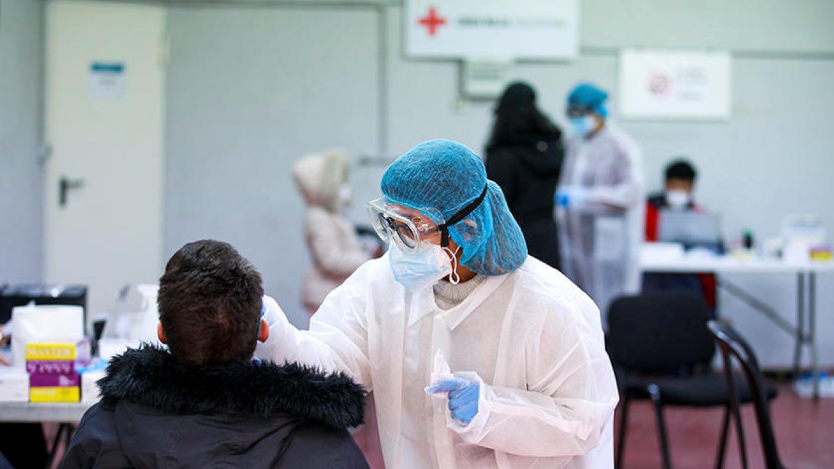 Una sanitària fent una prova per detectar covid.