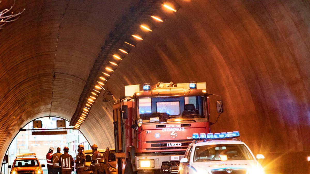 Bombers i policia al lloc dels fets.