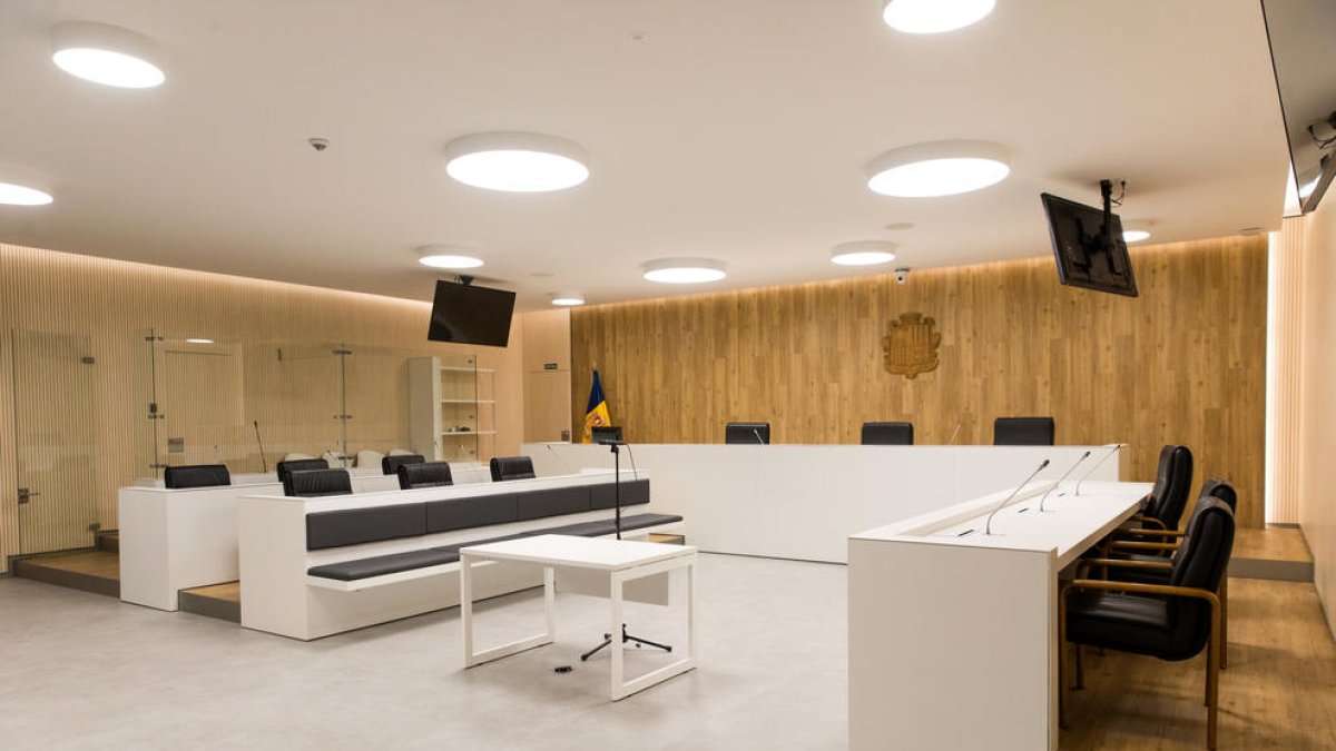 Una sala de vistes de la seu de la justícia.