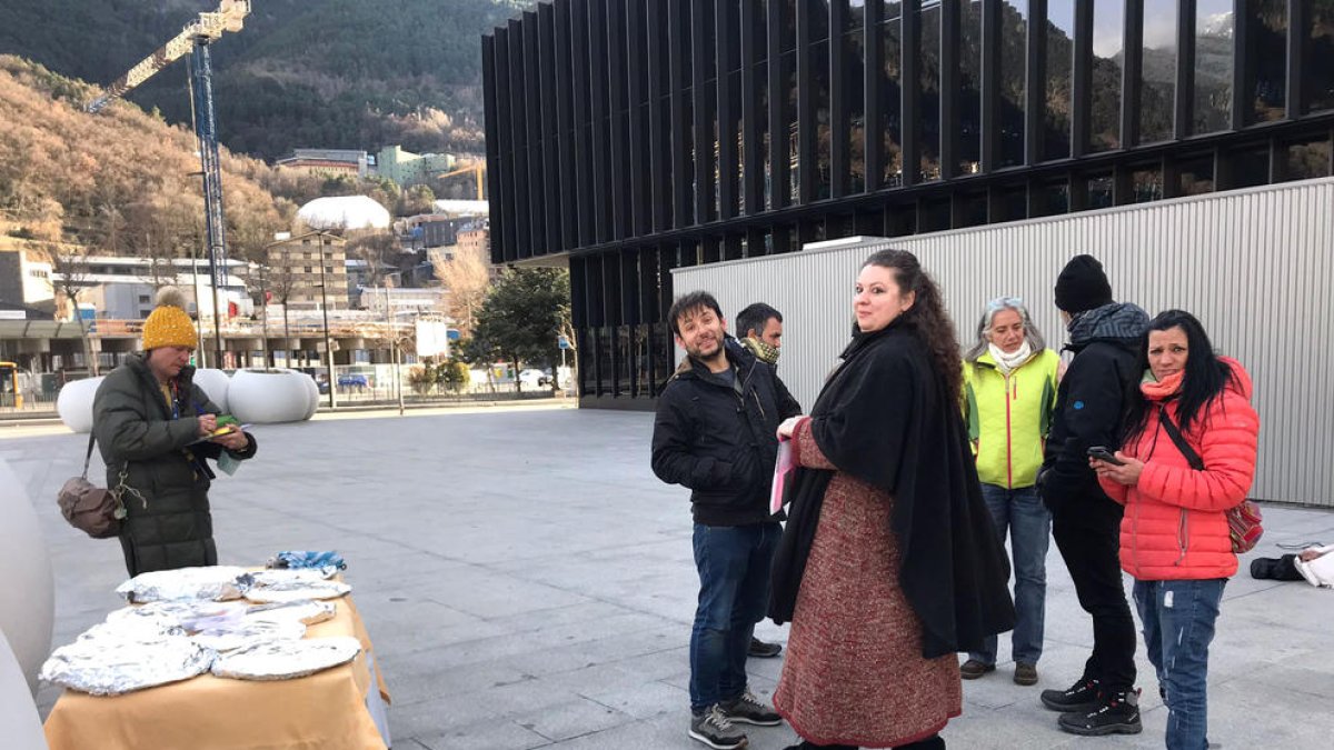 Una quinzena de persones es reuneix per conèixer la nova associació.