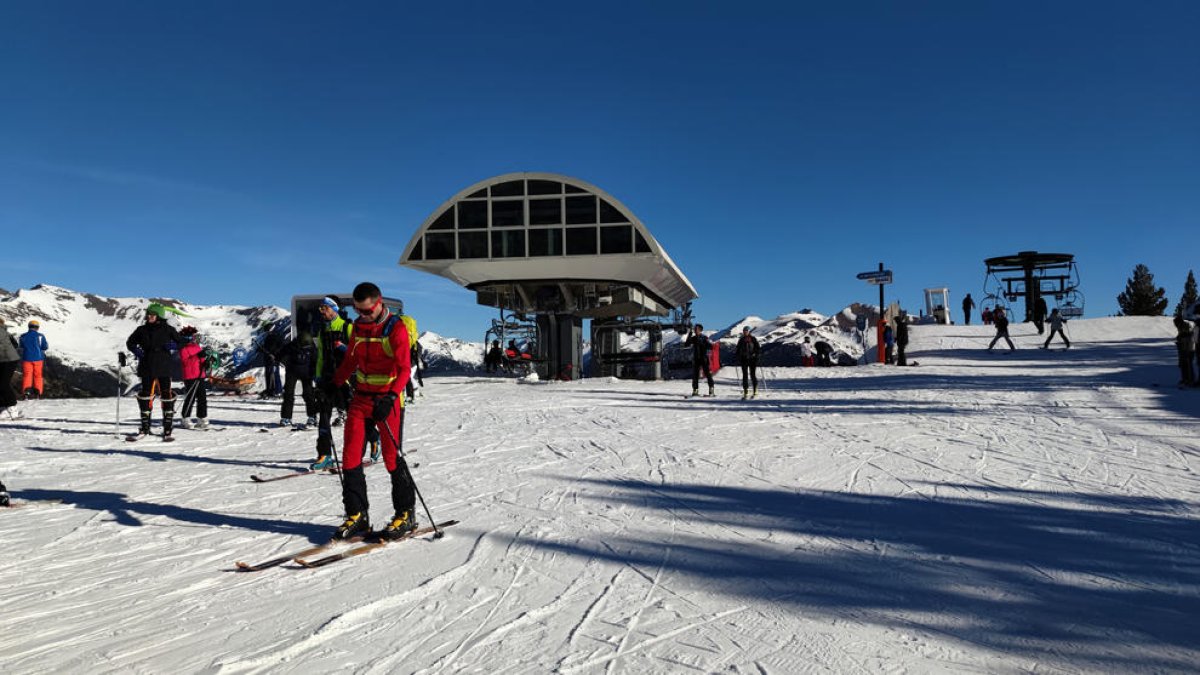 Un esquiador de muntanya a les pistes de Vallnord.