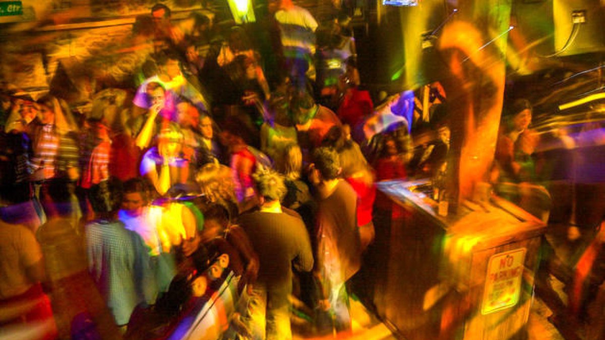 Una festa en una discoteca del país.