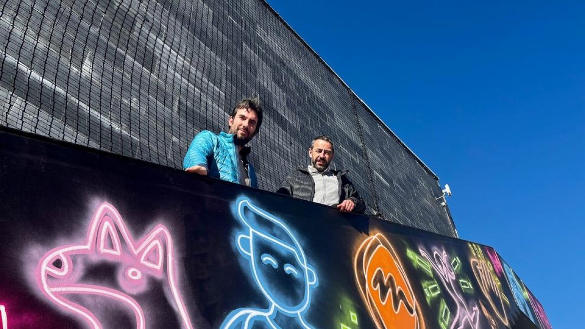 El mural es troba a les escales de socors que pugen al Teatre de les Fontetes