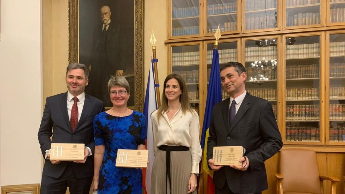La ministra, en representació del Govern, ha lliurat sengles plaques commemoratives