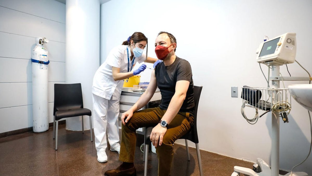 El cap de Govern rep la tercera dosi vaccinal