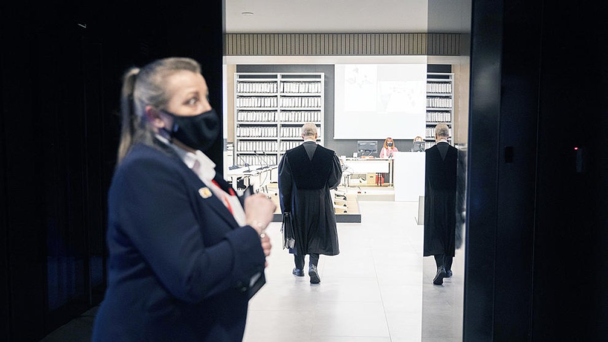 Silvestre, d'esquenes, a la sala magna de la seu de la Justícia.