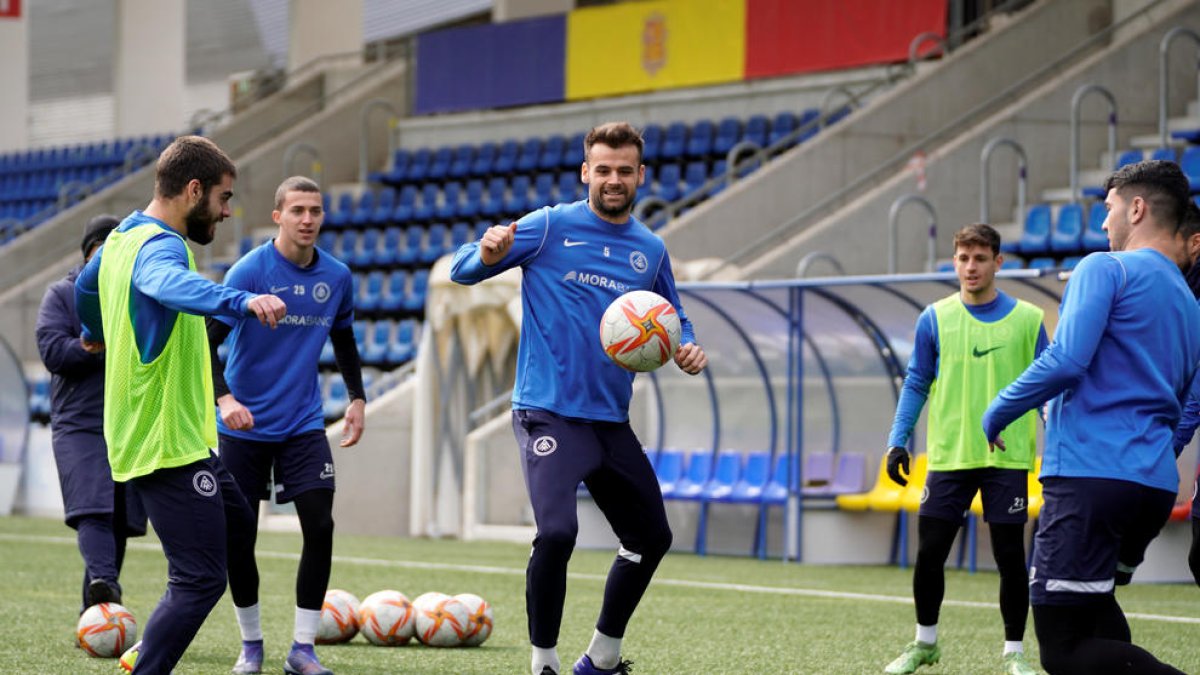 Adrià Vilanova, al centre, serà baixa per sanció davant el Sevilla Atlètic.
