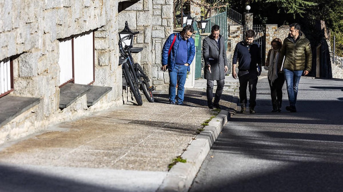Compareixença en roda de premsa del cònsol menor, David Astrié, al Carrer Gil Torres.