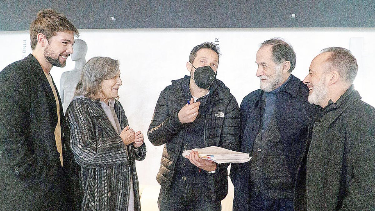 Salvador Calvo, al centre, amb el repartiment del capítol 'El trasplante'.