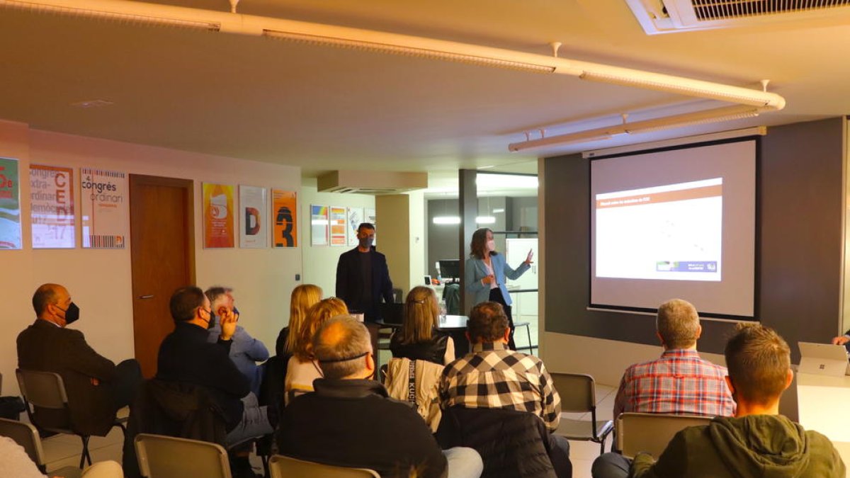 La reunió ha comptat amb més d'una vintena de militants i simpatitzants del partit