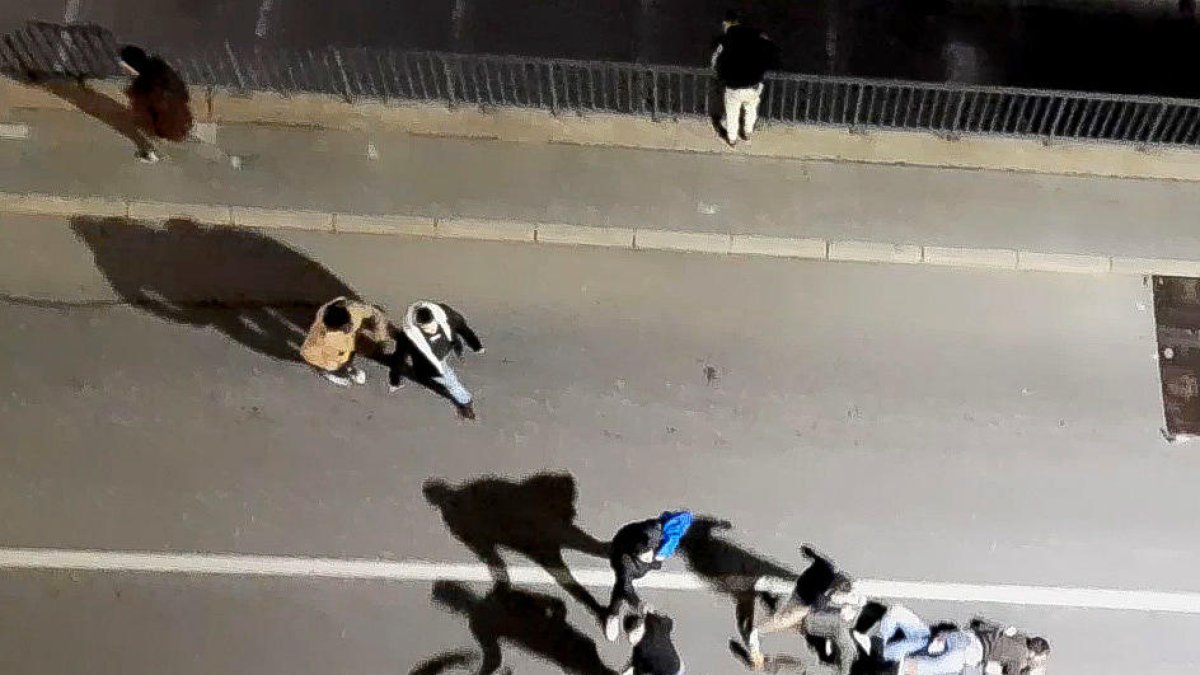 Imatge d'una baralla nocturna al carrer Doctor Vilanova.