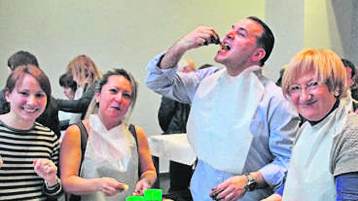 La segona edició de la calçotada popular d'Escaldes per Carnaval