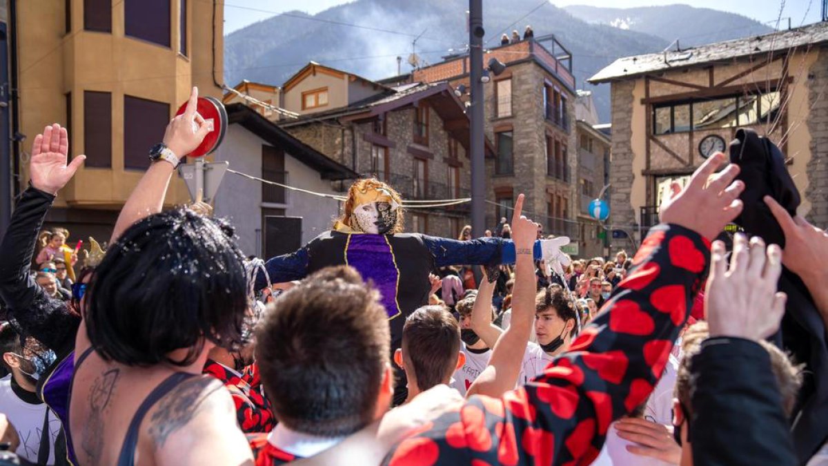 Penjada de la figura de la cònsol major d'Andorra la Vella, Conxita Marsol.