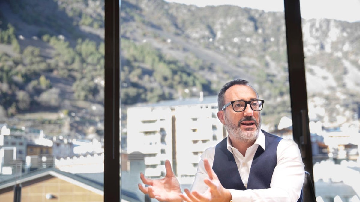 El ministre de Territori i Habitatge al seu despatx.