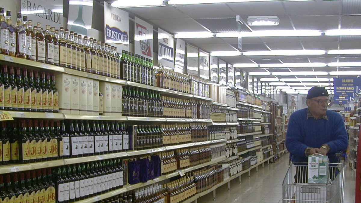 La secció de begudes alcohòliques d'un supermercat.