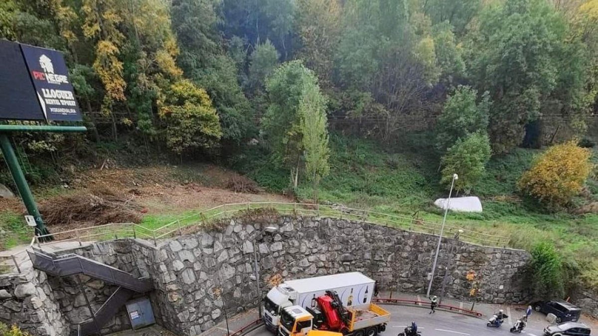 El vehicle de transport de passatgers encastat entre els dos camions a la rotonda del Km 0.