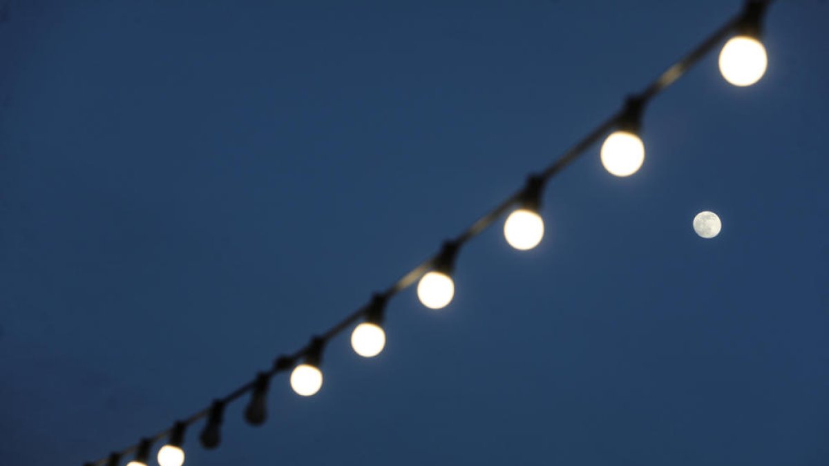 Llars i enllumenat públic consumeixen menys electricitat.
