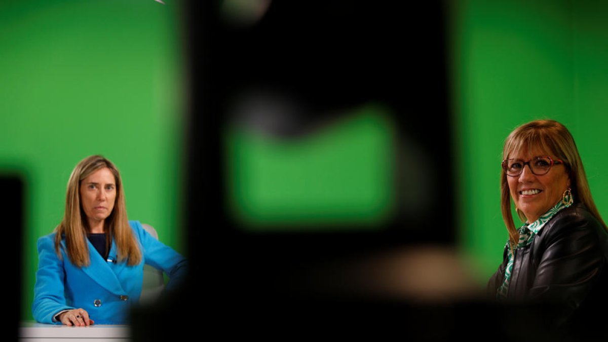 La presidenta de l'ADA, Mònica Codina, amb la presentadora, Pietat Martín Vivas.