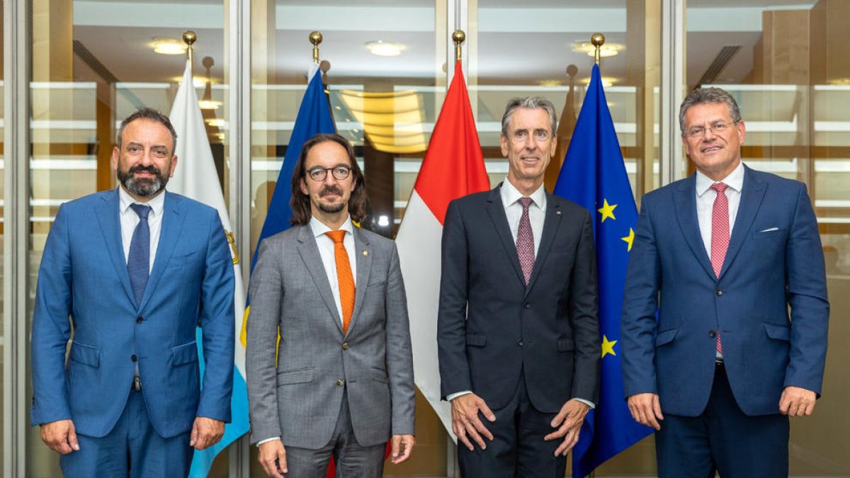 Els caps negociadors i Sefcovic, ahir a Brussel·les.