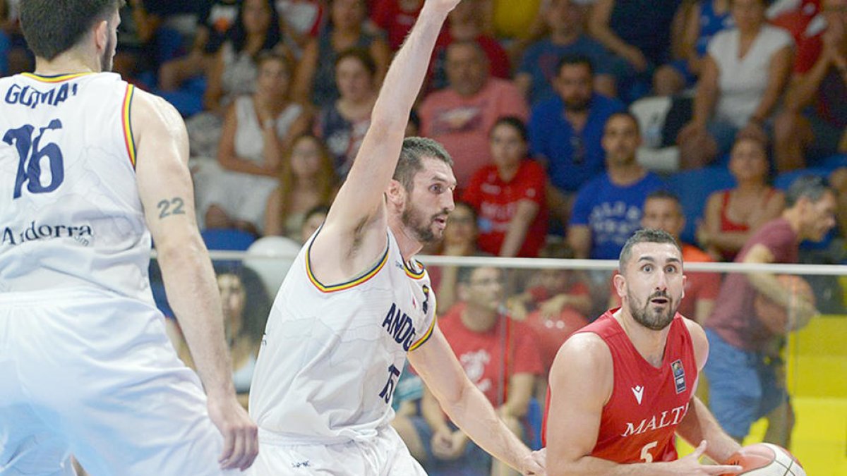 Toi Gabriel, en plena acció davant David Bugeja, de Malta, ahir.