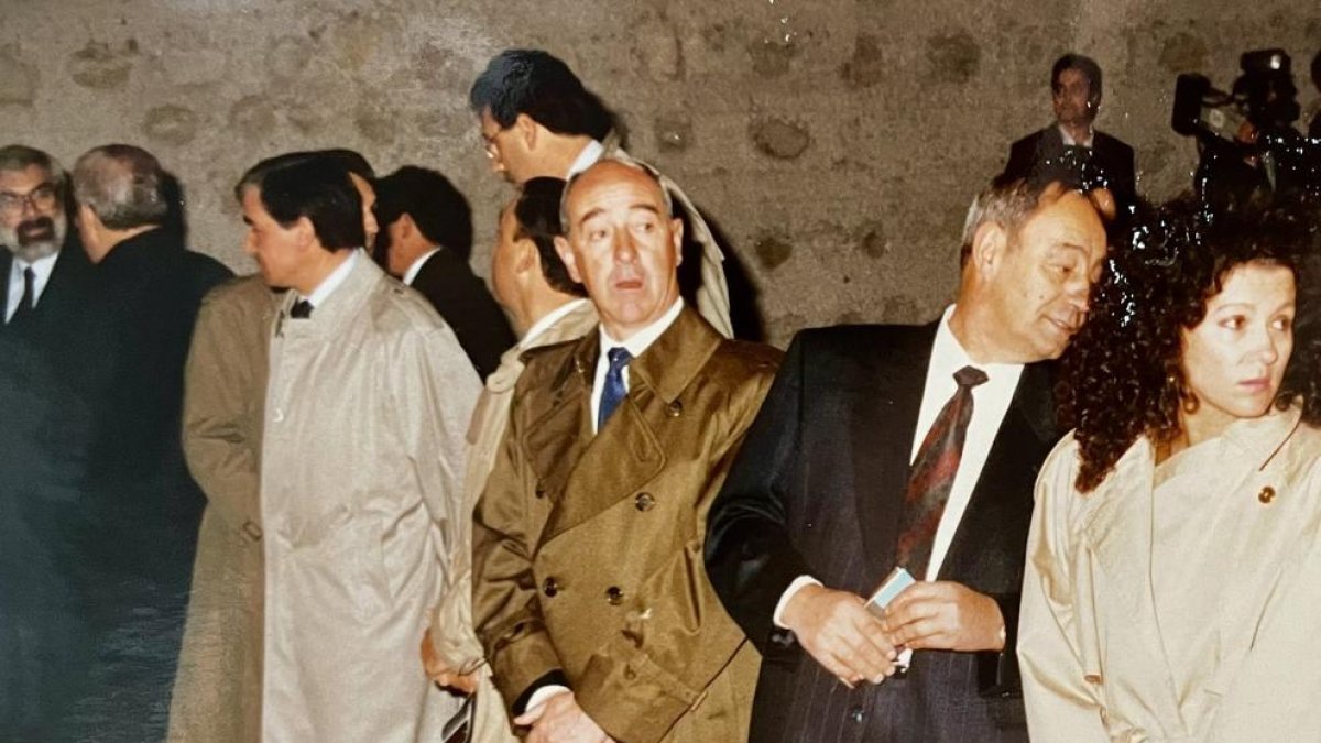 Isidre Torres, al centre de la fotografia durant la consagració de l'església de Santa Eulàlia al 1988