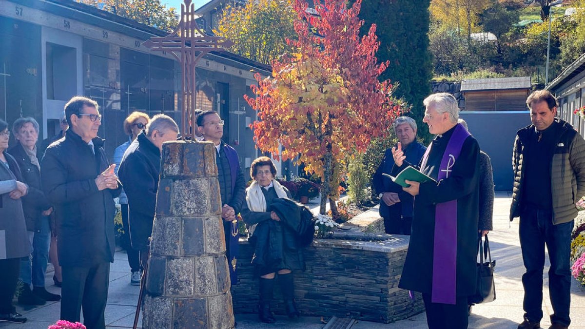 El Copríncep episcopal ahir al cementiri antic de la Massana.