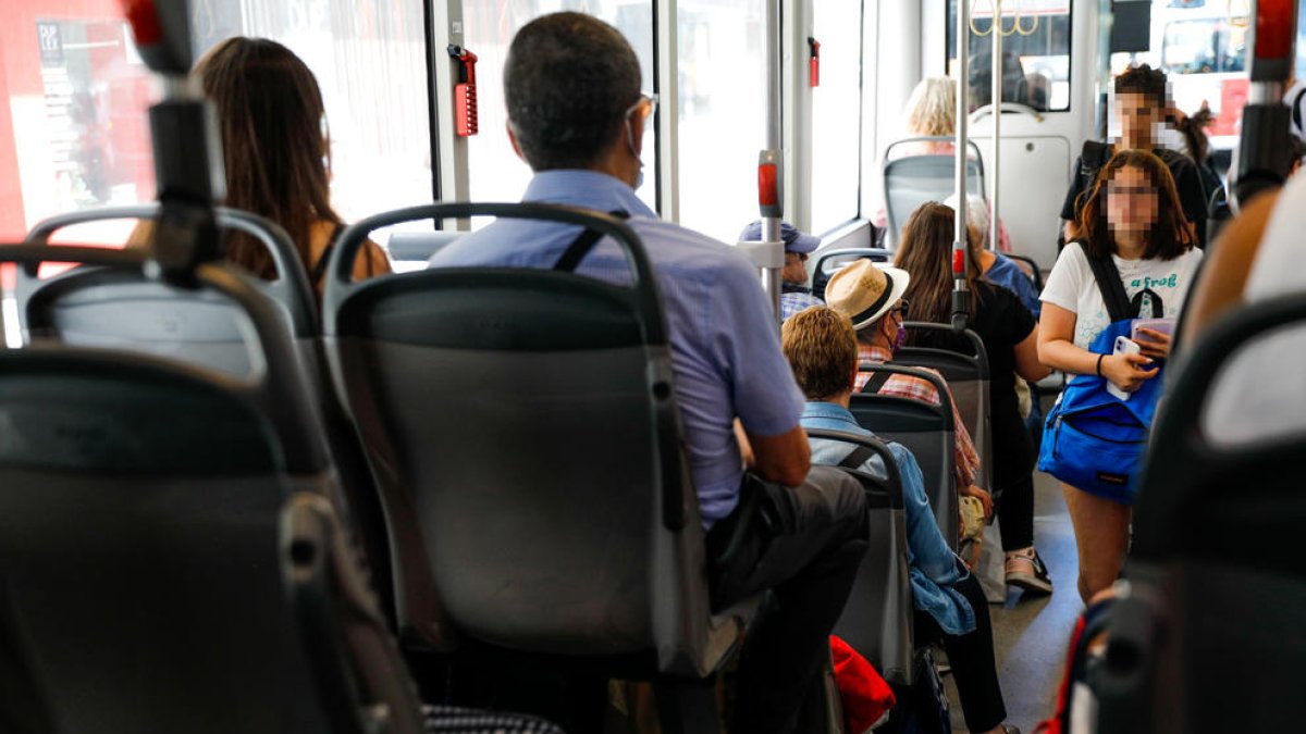 Un grup d'usuaris del transport públic durant la jornada d'ahir.