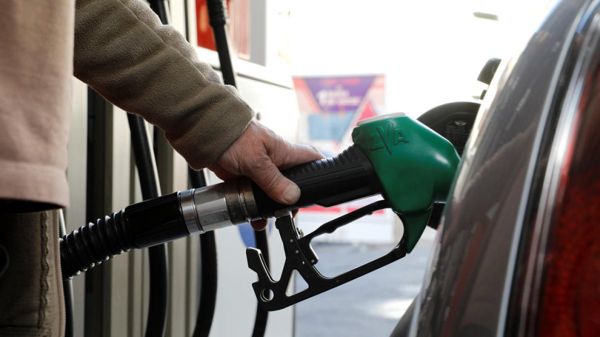 Un conductor posant gasolina al seu vehicle.