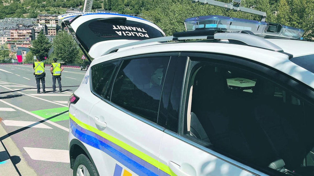 Agents de policia durant un dels controls.