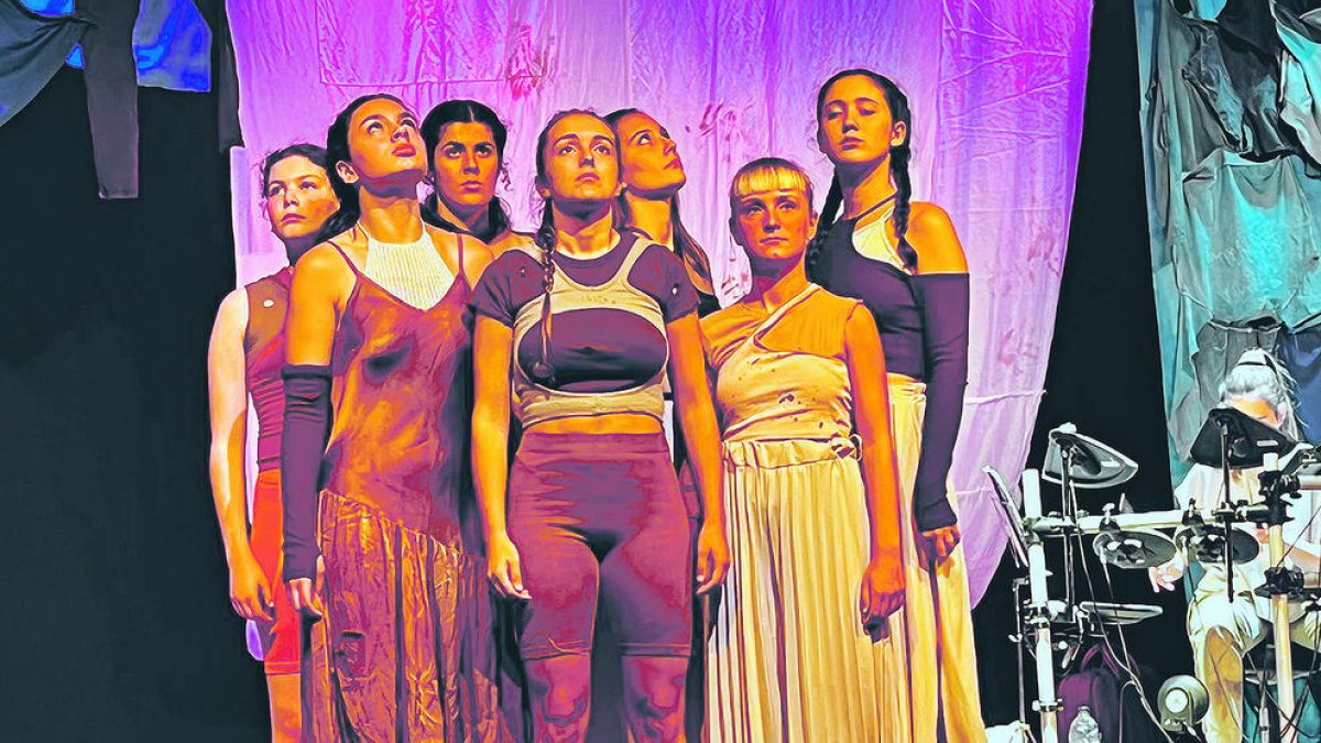 Actrius de la Jocand representant 'Troianes'.