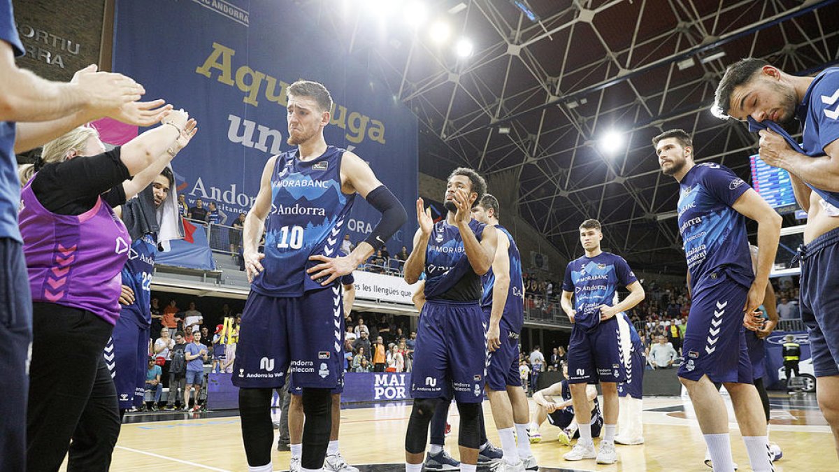 TJ Cline i Hannah, en primer terme, agraeixen el suport de l'afició un cop consumat el descens a la LEB Or.