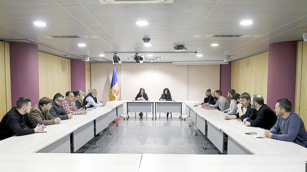 Trini Marín reunida a final de març amb representants dels sindicats públics.
