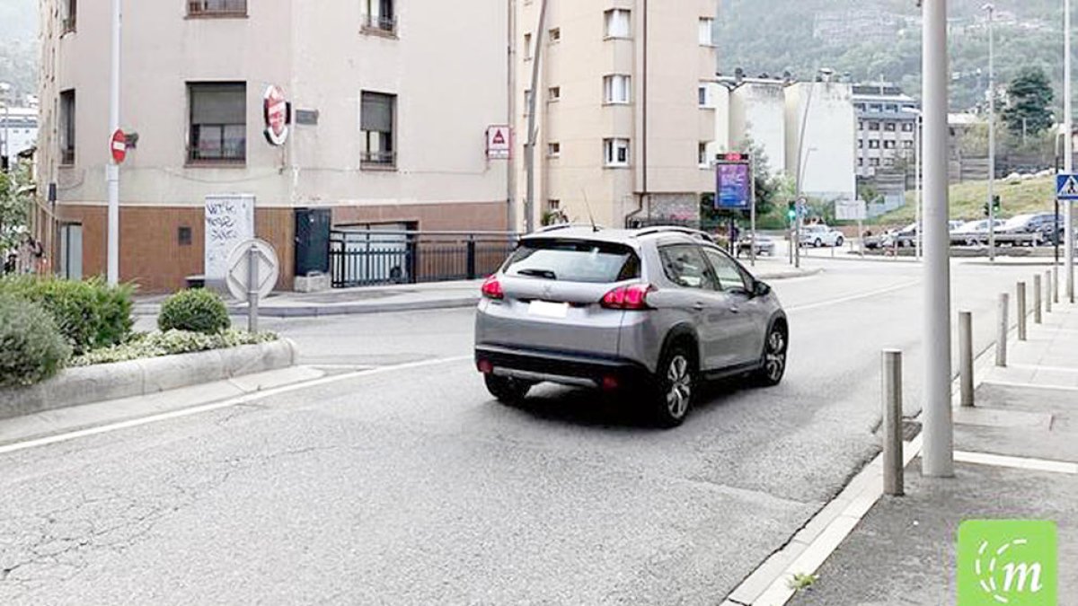 Un vehicle a l'avinguda Fiter i Rossell.