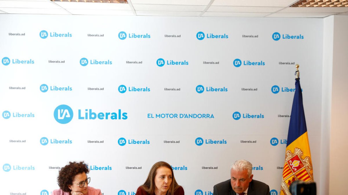La secretària general de Liberals al costat dels dos candidats a les primàries.