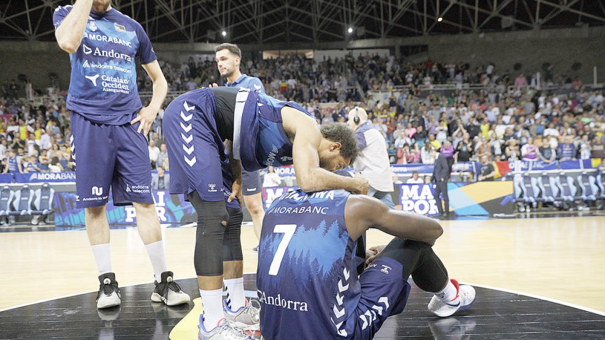 Clevin Hannah consola Olumuyiwa, a terra, dissabte al Poliesportiu.