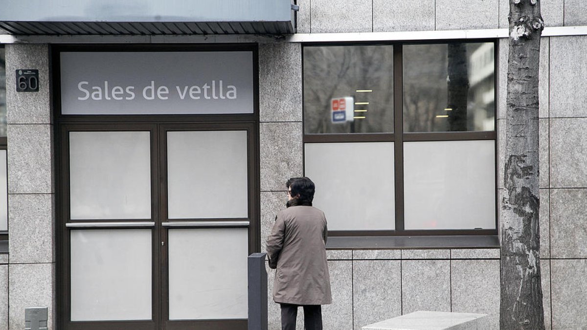 Entrada a les sales de vetlla de la capital.
