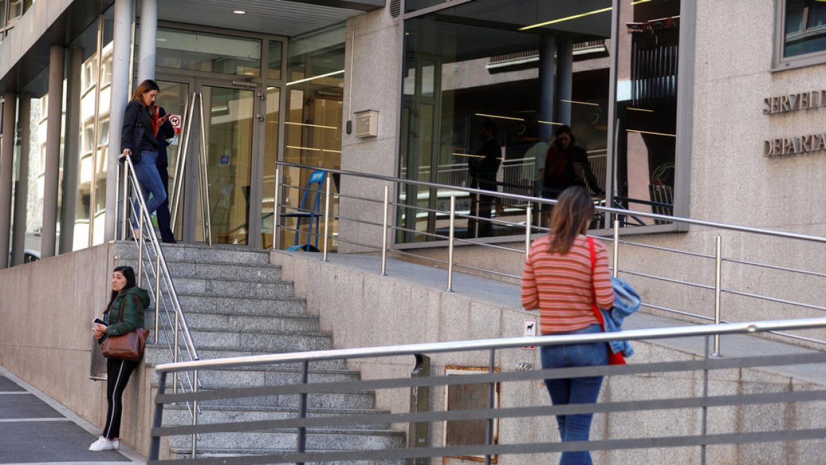 L'exterior del servei d'Immigració.