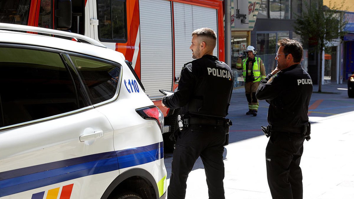 Dos agents del cos de policia.